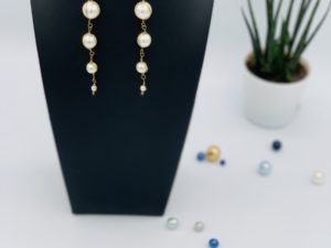 Boucles d’oreilles torsadées sur des perles en verre