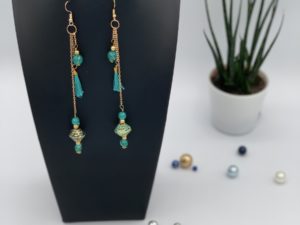 Boucles d’oreilles pendantes en cascade avec perles et pompons