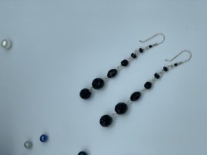 Boucles d’oreilles pendantes aux perles facettées