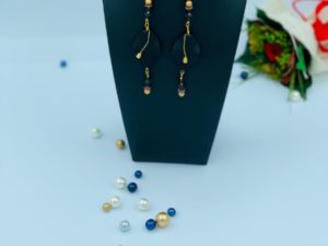 Boucles d’oreilles dorées et noires torsadée​