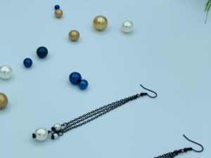 Boucles d’oreilles perles pendentifs aux chaînes noirs