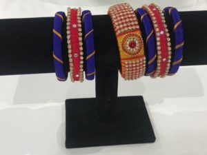 Bracelets Indiens en fil de soie aux 3 couleurs