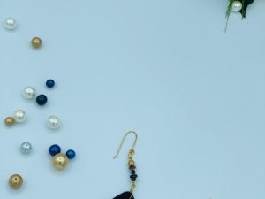 Boucles d’oreilles dorées et noires torsadée​