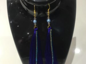 Boucles d’oreilles en fil de soie avec pendant au chaîne cristaux