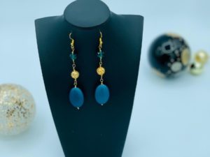 Boucles d’oreilles pendantes aux perles ovales​