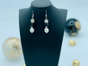 Boucles d’oreilles avec perles, pierres torsadées​